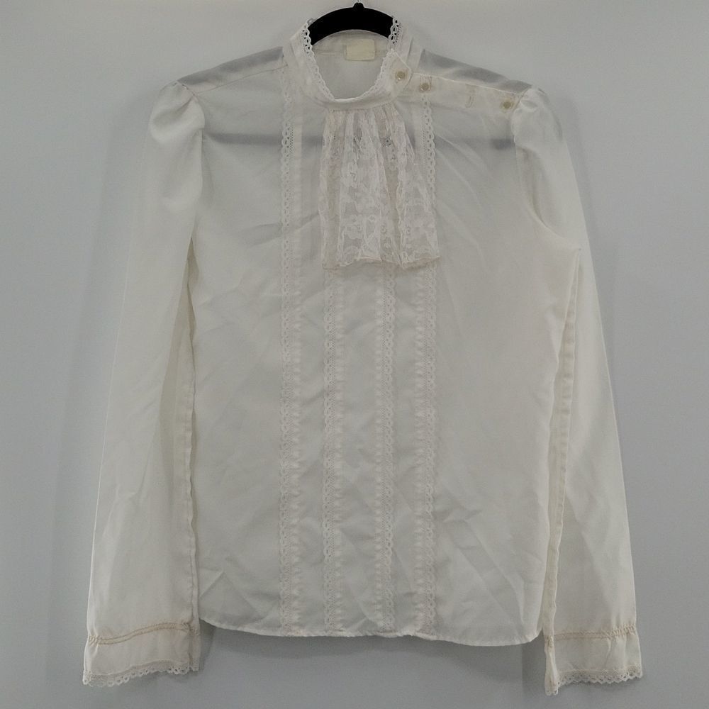 3 For $20 Pearlette vintage top Missing one button on shoulder size looks like S